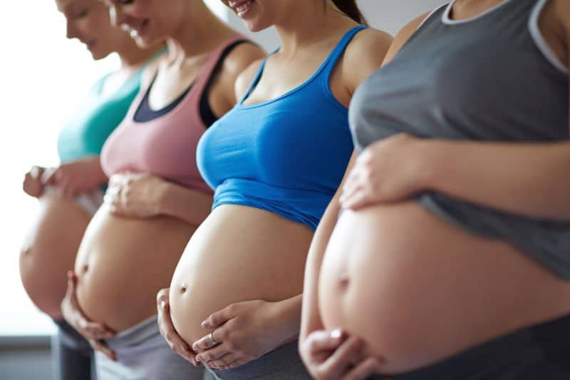 La acupuntura bien aplicada es segura en el embarazo. La imagen muestra a cuatro mujeres embarazadas mostrando su barriga
