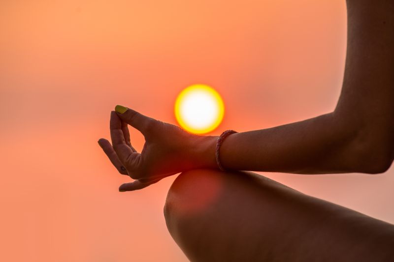 meditar al amanecer o al anochecer, en contacto con la naturaleza permite conectar con las energías celestes y terrestres