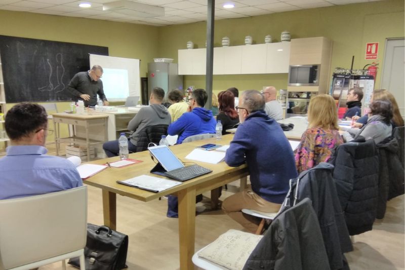 Paco Lliso dando clase de acupuntura equilibrio 1, 2, 3