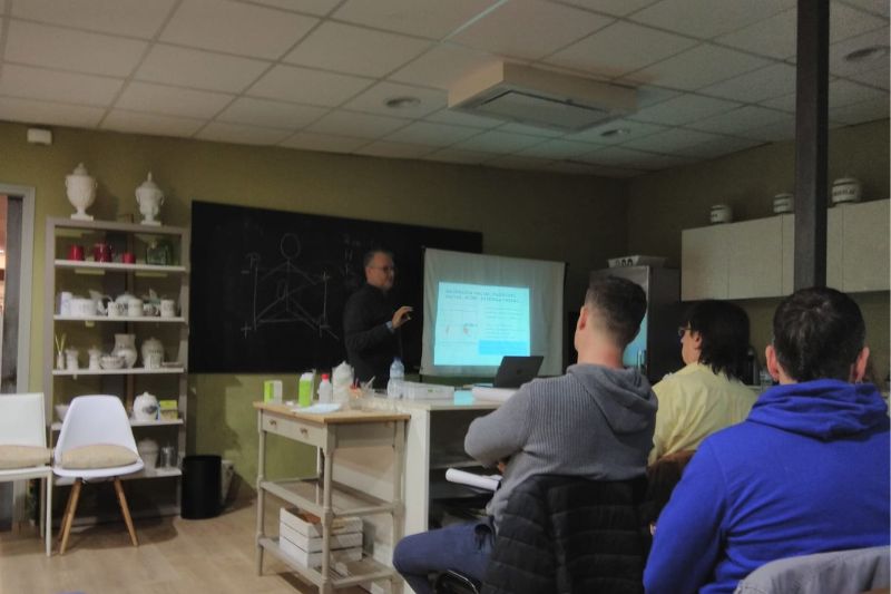 Paco Lliso mostrando el sistema de acupuntura Balance en Valencia